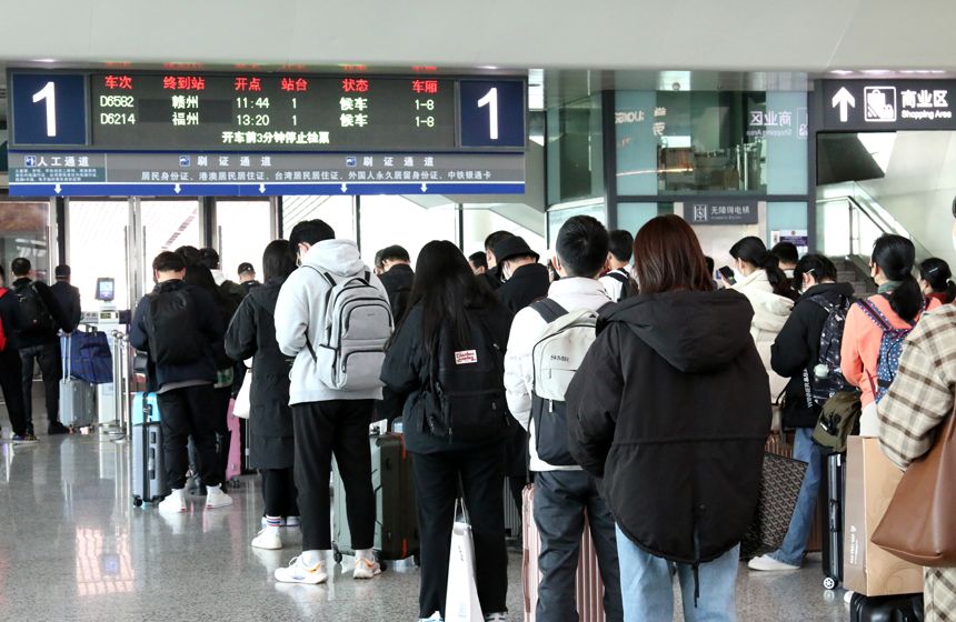 学生旅客有序排队准备进站乘车。 姜媛 摄