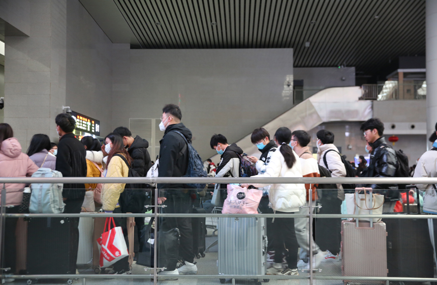 学生旅客有序排队检票。张倩 摄
