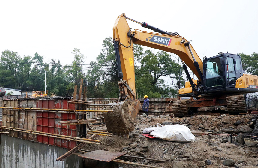 施工人员顶着阵阵毛雨在古阳寨桥梁建筑工地作业。何贱来摄