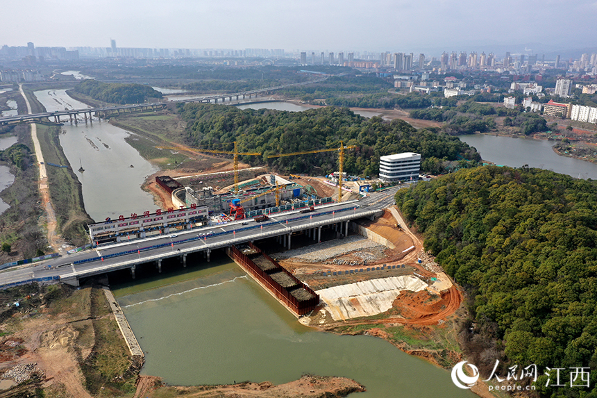 烏沙河泵閘樞紐工程施工現場，項目建成后將使城區內澇問題將得到根本解決。人民網 時雨攝