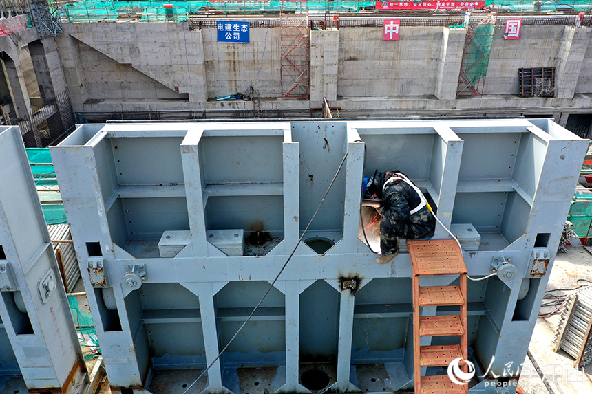 烏沙河泵閘樞紐工程施工現場，工作人員正在加緊施工。人民網 時雨攝