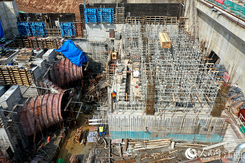 烏沙河泵閘樞紐工程施工現場，工作人員正在加緊施工。人民網 時雨攝