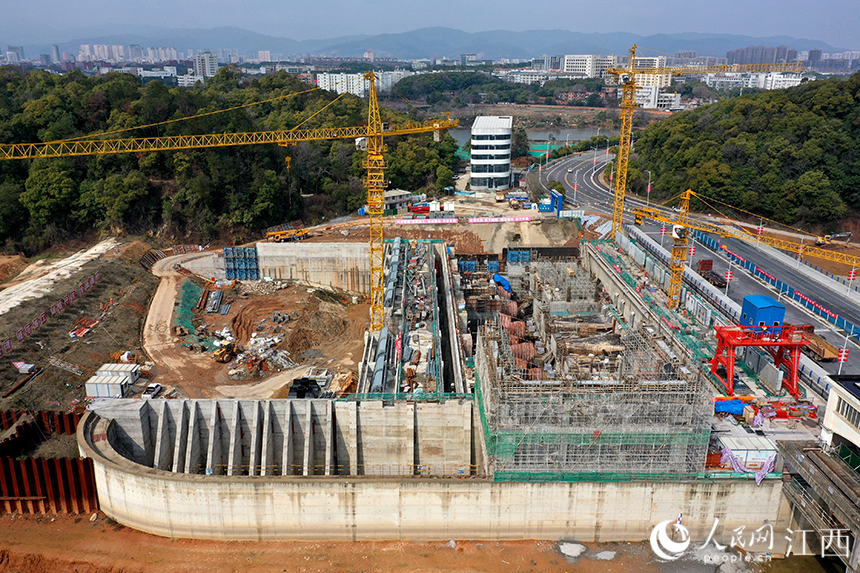 烏沙河泵閘樞紐工程施工現場，工作人員正在加緊施工。人民網 時雨攝