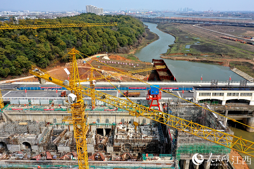 烏沙河泵閘樞紐工程施工現場，工作人員正在加緊施工。人民網 時雨攝
