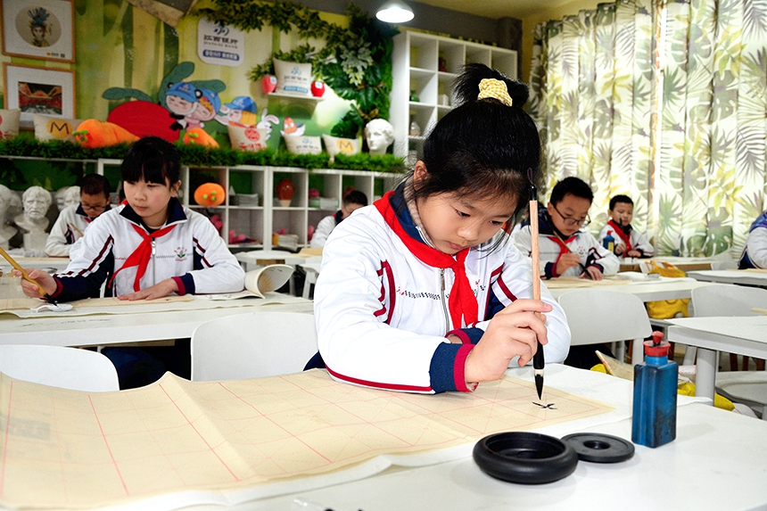 2月13日，在永新县子珍小学书画室，学生在练习书法。刘秀平摄