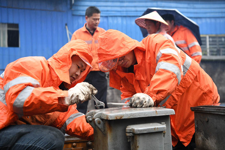 中国铁路南昌局集团有限公司福州电务段职工在雨中拆除扼流变压器侧轨道电路电源线。姜振涛摄