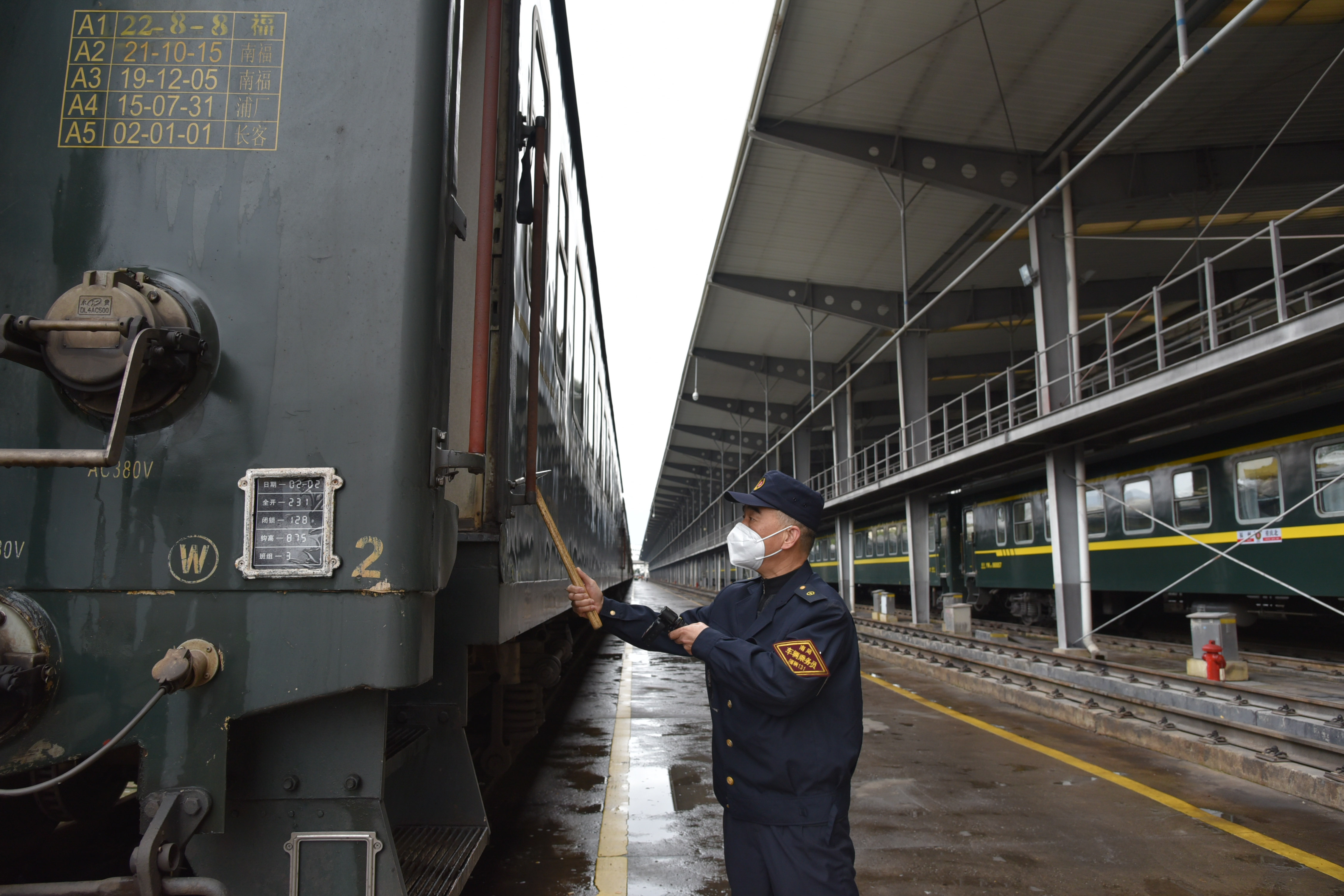 梁建雄正在检查列车边门扶手。刘斌摄