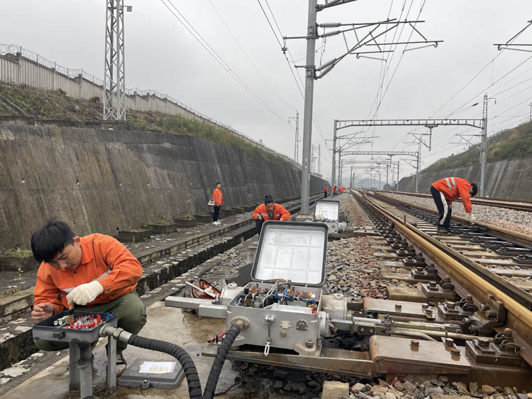 中国铁路南昌局集团有限公司福州电务段职工在保养漳湾站铁路信号设备。夏松摄