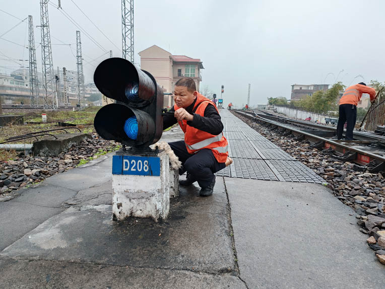 中国铁路南昌局集团有限公司福州电务段职工在检查信号机。陈勇摄