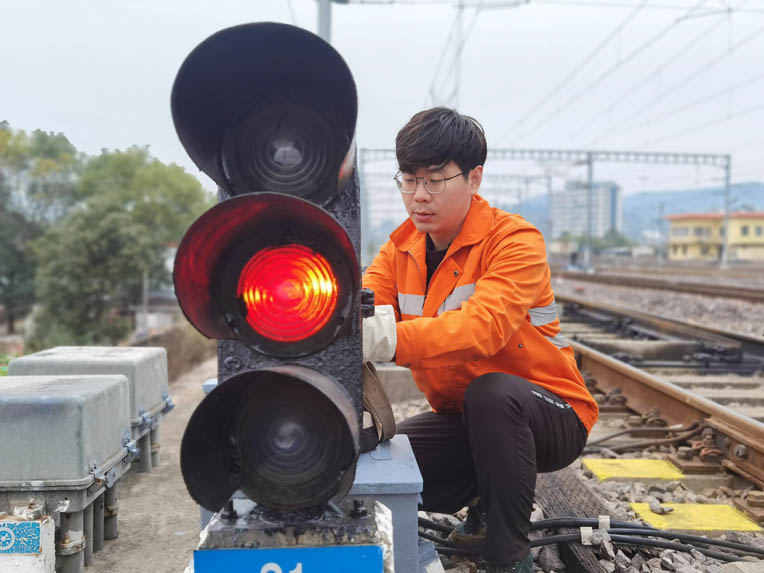 中国铁路南昌局集团有限公司福州电务段职工在检修信号机。傅党良摄