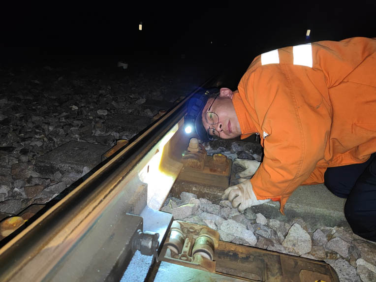 中国铁路南昌局集团有限公司福州电务段职工在检查道岔设备。肖德强摄