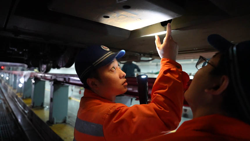 中国铁路南昌局集团有限公司福州电务段职工在检查动车控制信号接收器。姜振涛摄