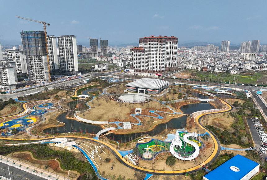 遂川縣茶香公園,樹木、湖景、休閑游樂設施和城市相映成趣。李書哲攝