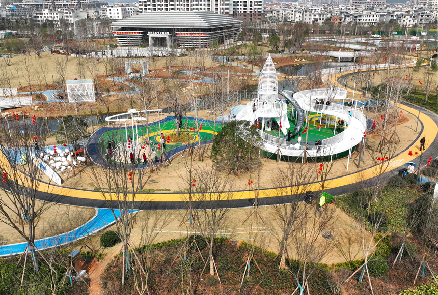 遂川縣茶香公園，樹木、湖景、休閑游樂設施和城市相映成趣。李書哲攝