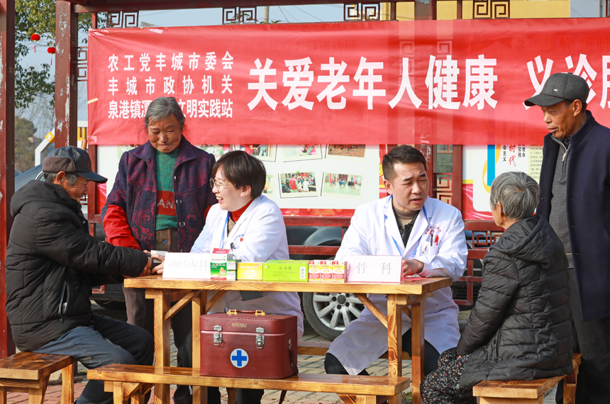 近日，在江西省丰城市泉港镇潭埠村，医务人员正在为老人们义诊。王堃摄  