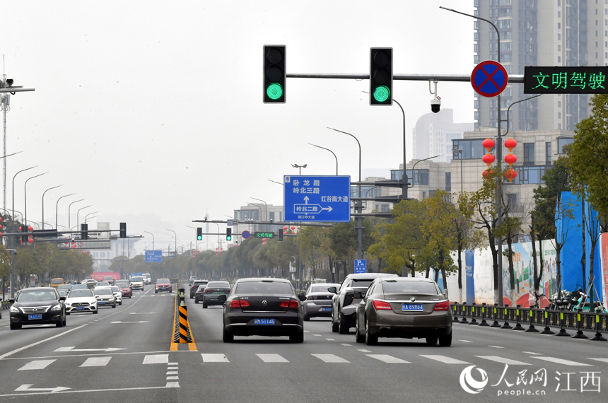 车辆行驶在红谷滩区赣江大道的“绿波带”路段。人民网 时雨摄