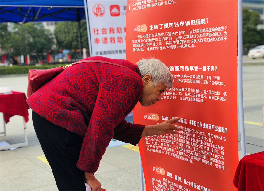 市民在看宣傳資料。劉平華攝