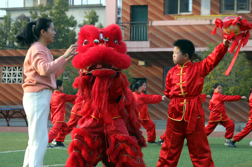 獅舞興趣小組學生在老師的指導下學習舞獅技巧。何賤來攝