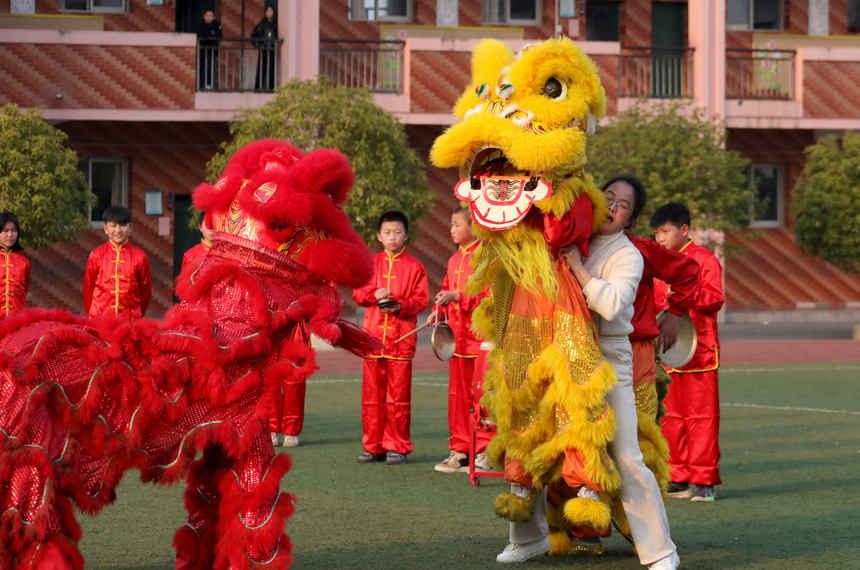 狮舞兴趣小组学生在老师的指导下学习舞狮技巧。何贱来摄