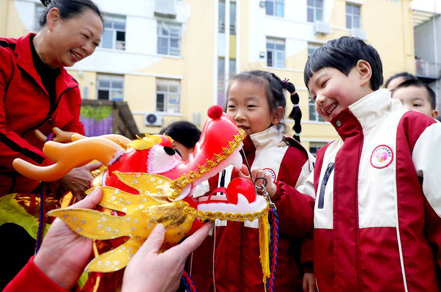 位于宜丰县新昌大道旁的宜丰幼儿园，孩子们零距离接触“彩带龙”表演道具。何贱来摄