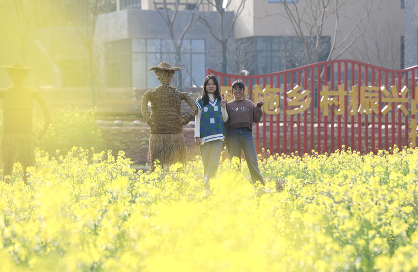 美丽的乡村田园风光吸引了游客前来踏青游玩。钟万汕摄
