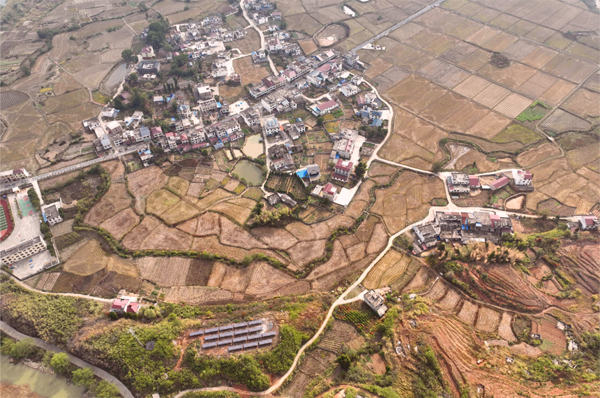 修水高标准农田建设，让农田”变“良田”  。匡任群摄
