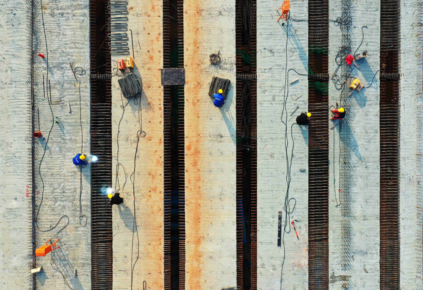 项目施工现场，各类施工作业井然有序。钟万汕摄