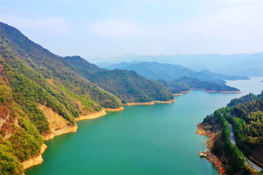 航拍芦溪县山口岩水库，绿水青山，美景如画。许安萍摄
