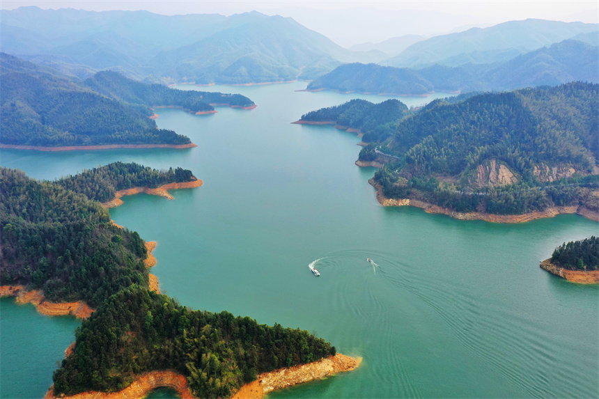 航拍芦溪县山口岩水库，绿水青山，美景如画。许安萍摄