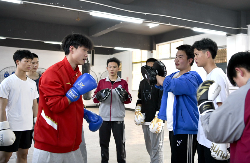 学生在江西省赣州市兴国县第五中学的延时课堂中参加拳击训练。陈淑蓉摄