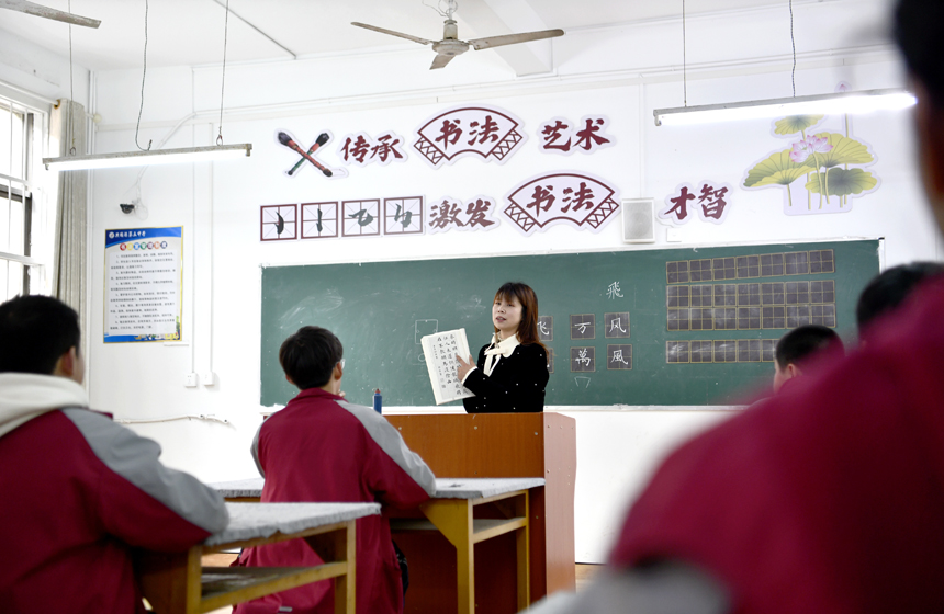 学生在江西省赣州市兴国县第五中学的延时课堂中学习书法。陈淑蓉摄