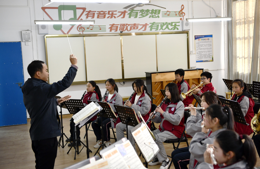 学生在江西省赣州市兴国县第五中学的延时课堂中参加管乐训练。陈淑蓉摄