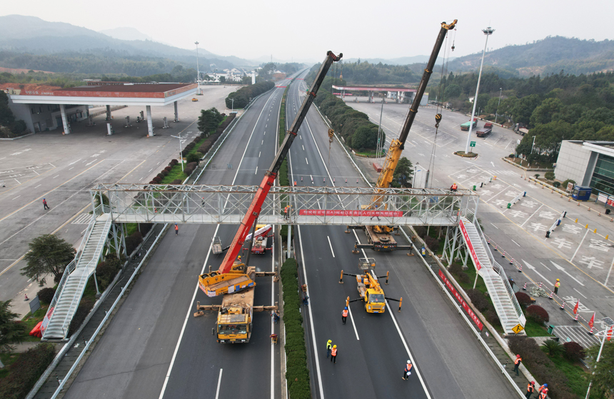 樟吉高速改扩建项目首批上跨桥准备拆除。刘红芳摄