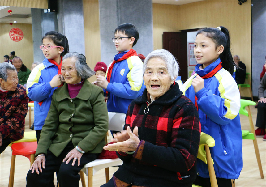 老师和孩子们给老人送温暖。曾丽萍摄