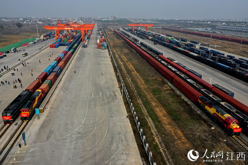 三列外貿班列同時從南昌國際陸港鐵路口岸開行。 人民網 時雨攝
