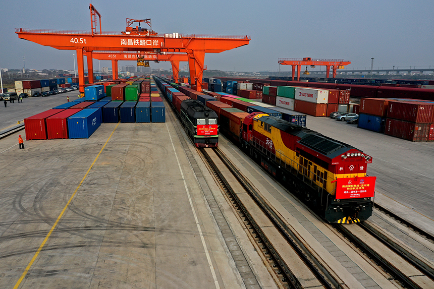 外贸班列从南昌国际陆港铁路口岸开行。 人民网 时雨摄