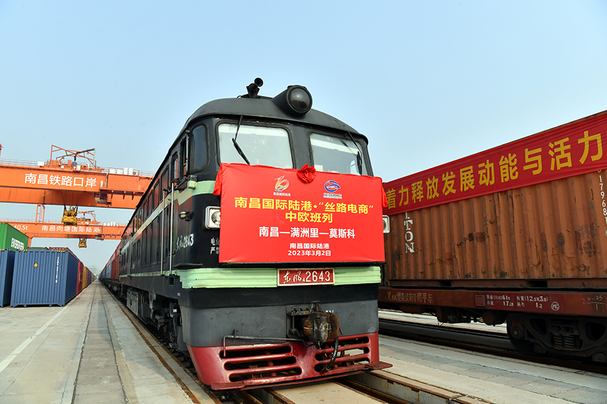 外貿班列從南昌國際陸港鐵路口岸開行。 人民網 時雨攝