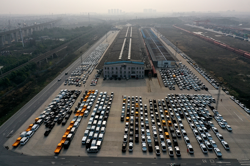 南昌国际陆港内等待装上外贸班列的汽车整车。 人民网 时雨摄