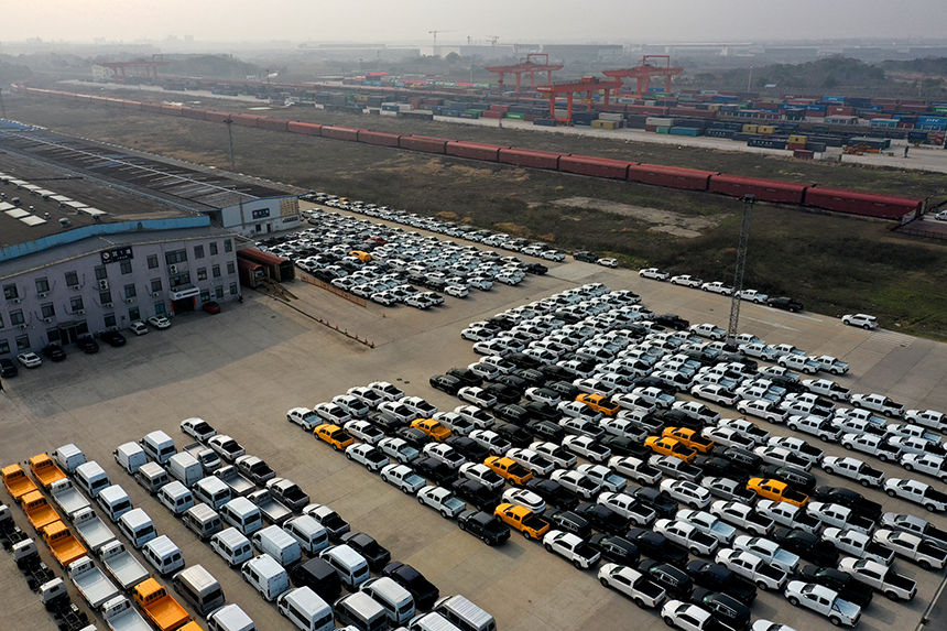 南昌国际陆港内等待装上外贸班列的汽车整车。 人民网 时雨摄