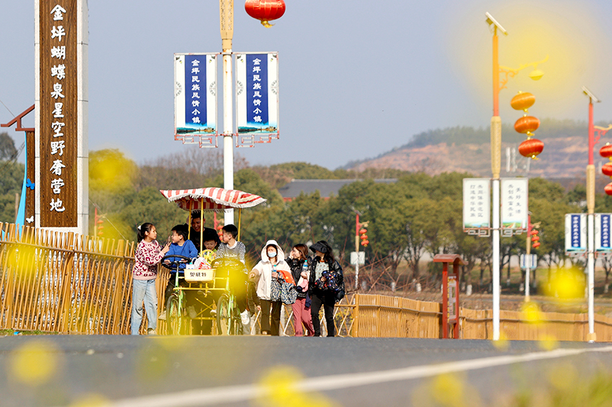 游客行走在乡村道路上。陈福平摄
