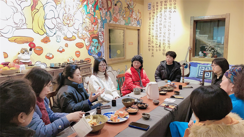 张婧婧在和陶瓷文化从业者交流（左三）。受访者供图