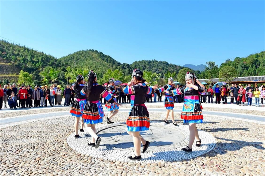 洞头畲族民俗——迎宾舞吸引众多游客体验。曾哲摄