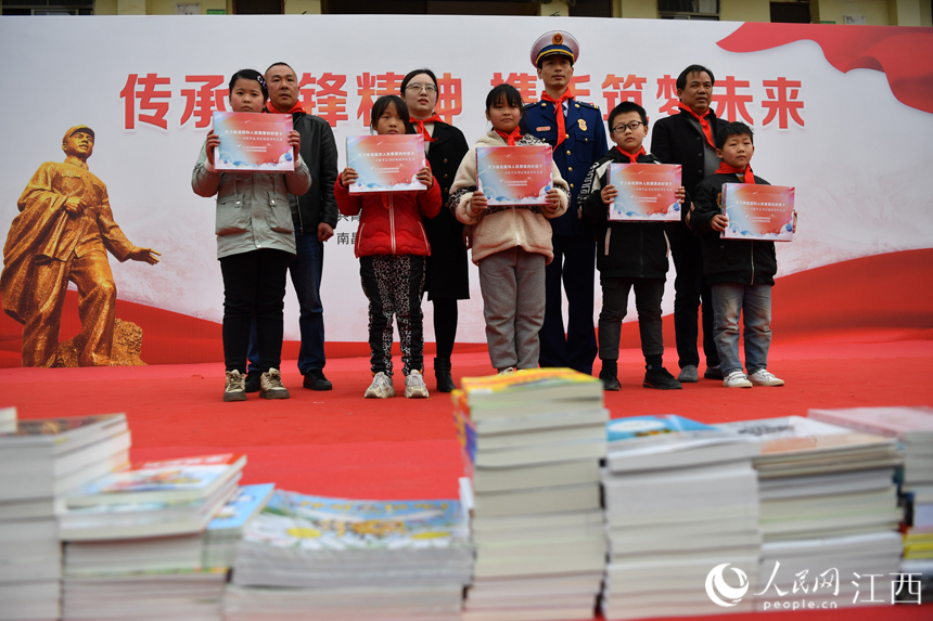 学生们获赠书籍、学习用品等。 人民网 时雨摄
