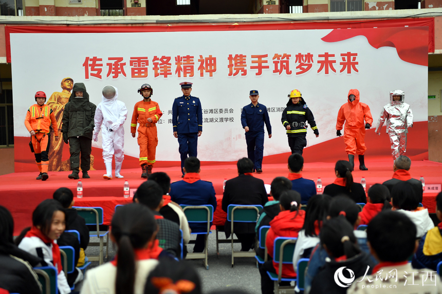 消防救援人员的“服装秀”让乡村小学的孩子们大开眼界。 人民网 时雨摄