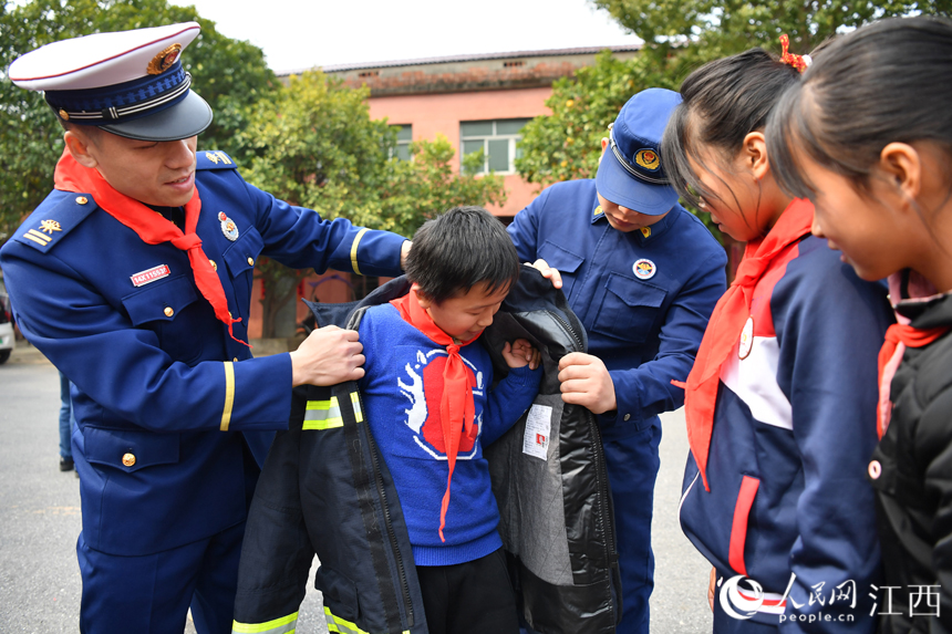 学生们体验消防救援装备。 人民网 时雨摄