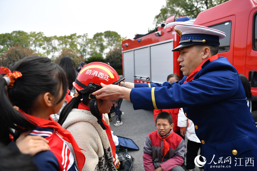 学生们体验消防救援装备。 人民网 时雨摄