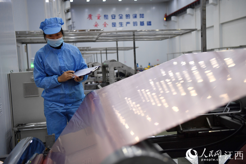 循环经济产业园内的企业车间正在生产超薄电子铜箔。 人民网 时雨摄