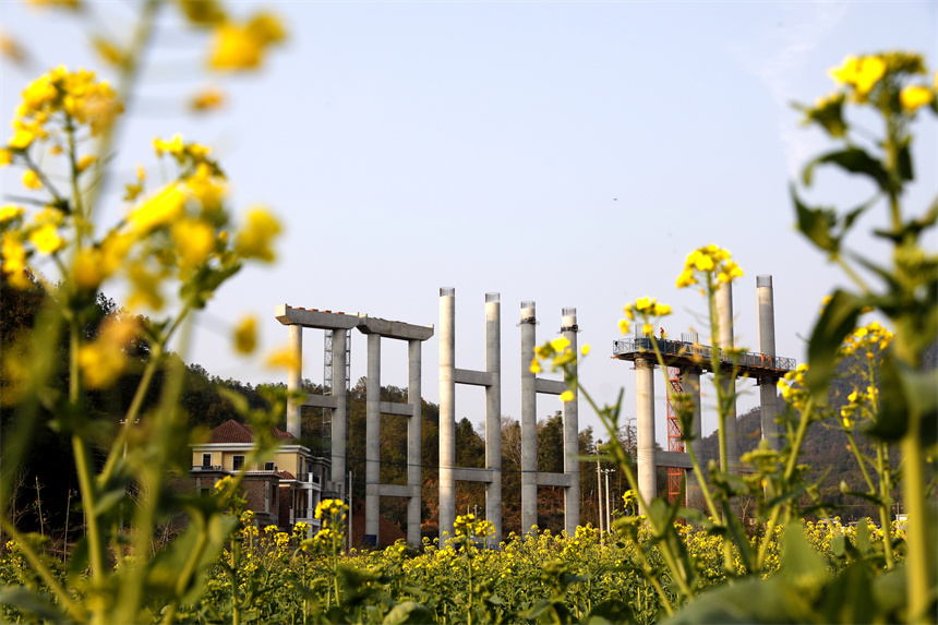 高速公路建设现场，工人们正在抓紧施工。李建平摄