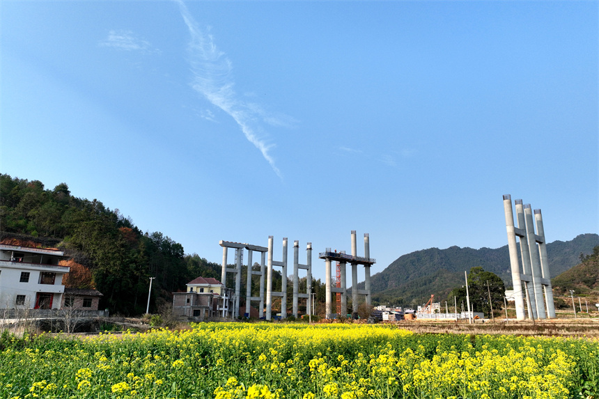 高速公路建设现场，工人们正在抓紧施工。李建平摄