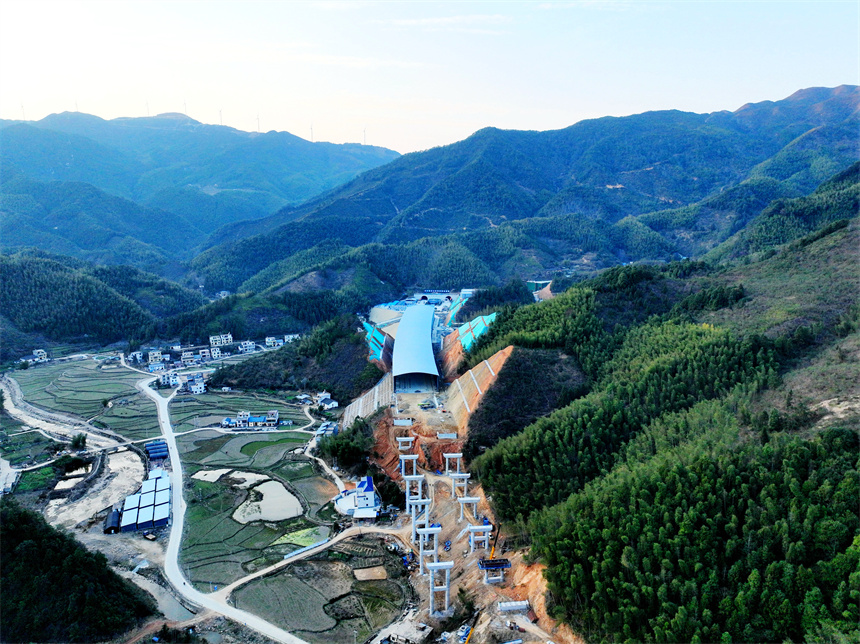 高速公路建设现场，工人们正在抓紧施工。李建平摄